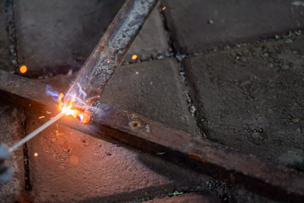 soudage à l’électrode sur métal brut rouillé