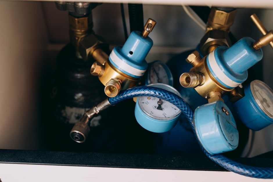 Détendeurs et manomètres sur des bouteilles de gaz de soudure